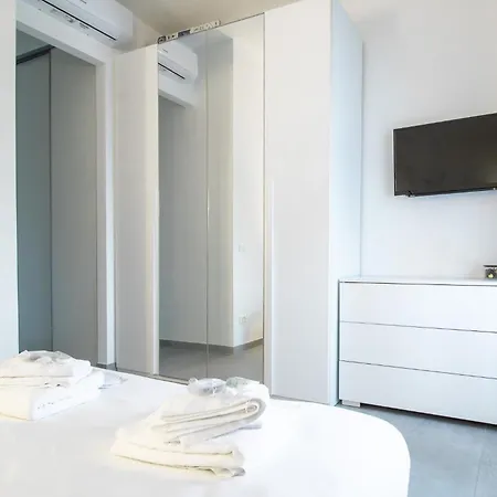 Stylish Flat Porta Venezia Fast Wifi Ac Metro-5 Min From Duomo Apartment