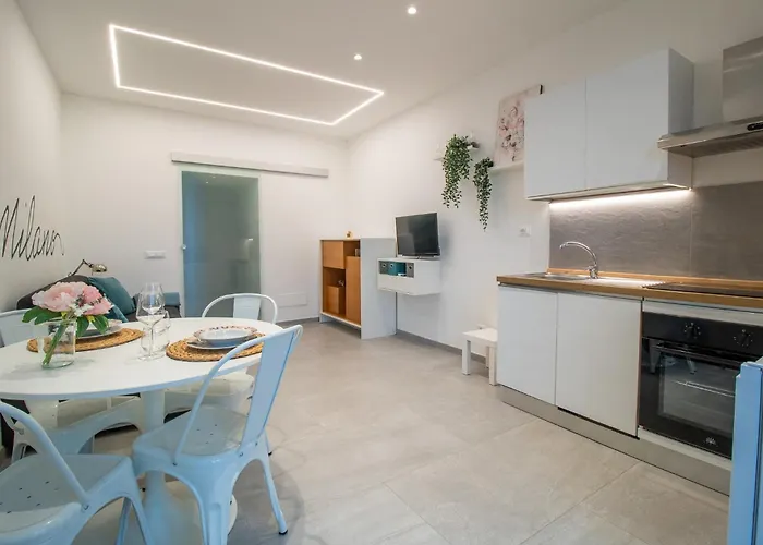 Stylish Flat Porta Venezia Fast Wifi Ac Metro-5 Min From Duomo Apartment